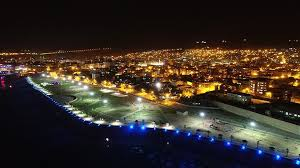 Mesud Barzani'nin ziyareti üzerine yeniden gündeme gelen Cizre'nin 100 yıldan eskiye uzanan ilk havadan fotoğrafı. 

Surların içine kapanmış, Dicle'nin koynuna aldığı şirin ama derin bir şehirdi benim de bir evinde dünyaya geldiğim Cizre. 

Şimdi Boğaz sahillerini aratmayan ışıl