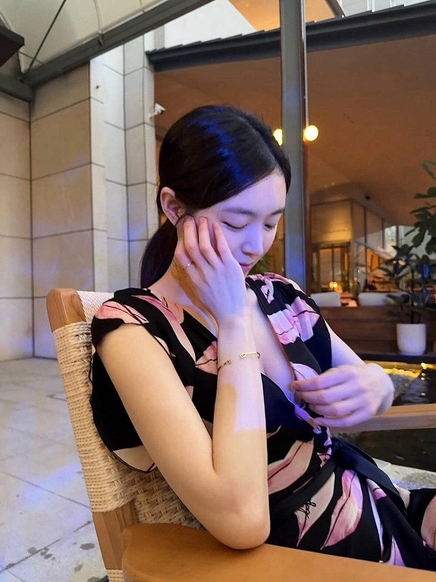 johnsie33103's tweet photo. 本想随意拍个照片，可他非占着我的便宜不放😥 https://t.co/83pllr7XIq