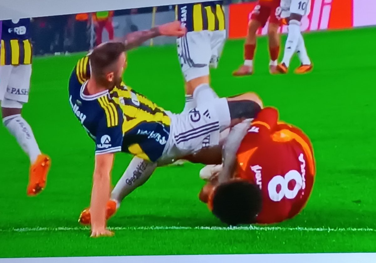 Skriniar'ın Sara'ya yerde yaptığı diz müdahalesi tek başına faul ve sarı kart gerektirir. (TRIO)