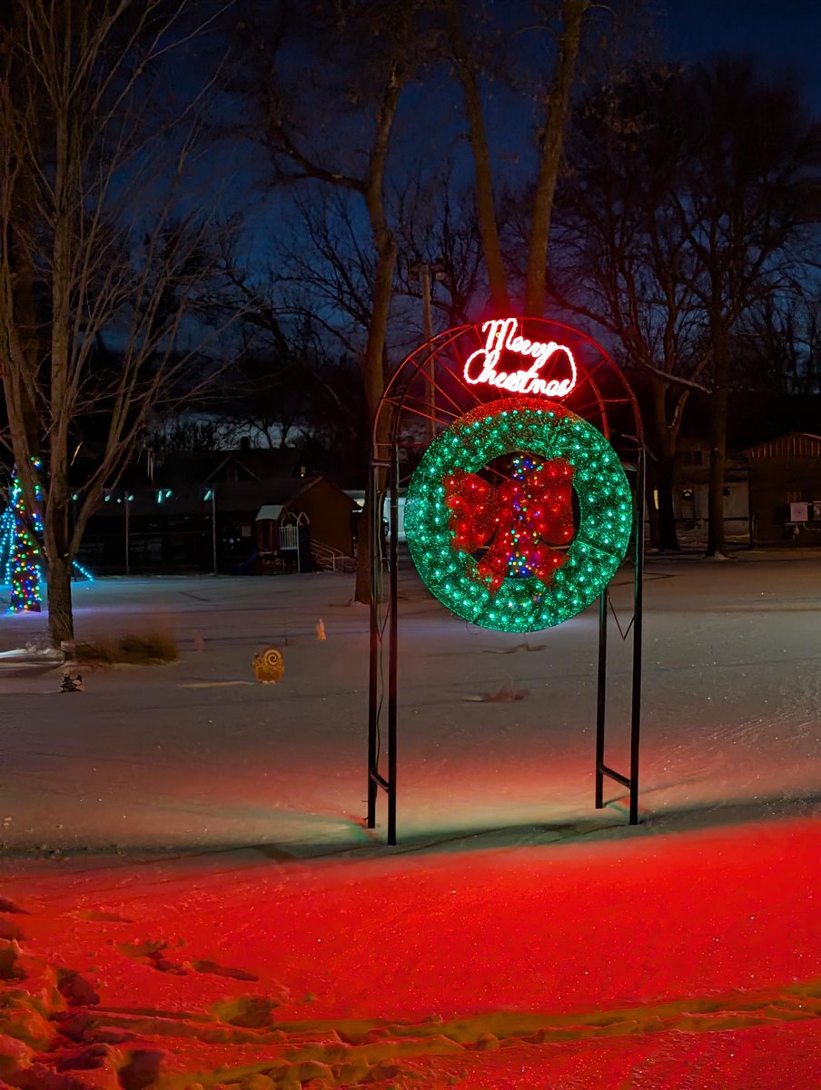 WilderPageant's tweet image. Last night in the Walnut Grove City Park the Christmas lights were turned on for the first time this season.
It was a very cold evening for the crowd.  Hot chocolate was provided by Half Pint Coffee and cookies from 
Sweet Treats and More .