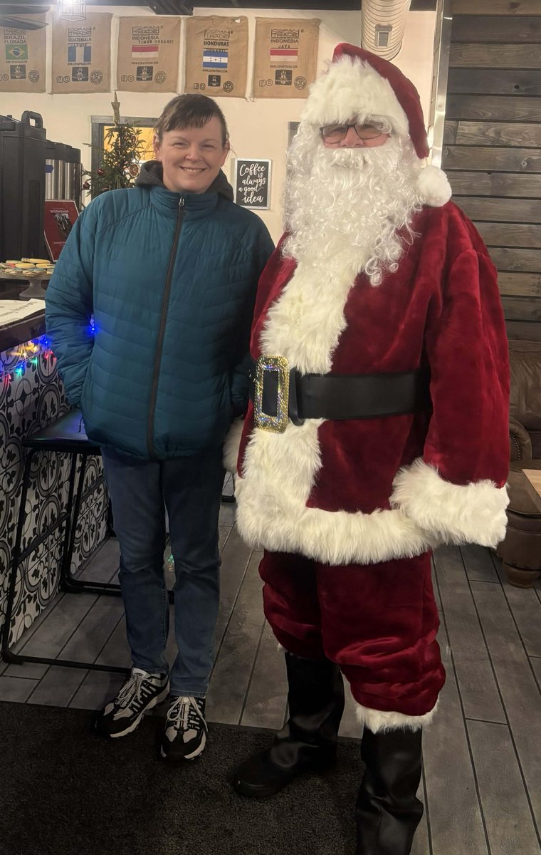 WilderPageant's tweet image. Last night in the Walnut Grove City Park the Christmas lights were turned on for the first time this season.
It was a very cold evening for the crowd.  Hot chocolate was provided by Half Pint Coffee and cookies from 
Sweet Treats and More .