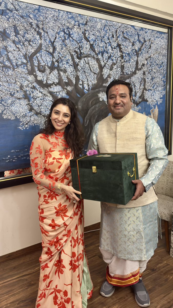 sumant_krishna's tweet photo. @Jaimadaan_ Radhe Radhe 
 India's well-known Motivational Speaker, very amazingly talented, full of spiritual divine energy, our dear sister

Dr. Mrs. Jaya Madan ji's (astrologer) residence received a very wonderful honour today. https://t.co/TBeGXtHUzZ