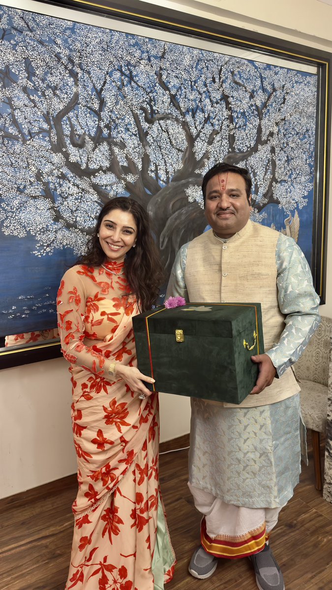 sumant_krishna's tweet photo. @Jaimadaan_ Radhe Radhe 
 India's well-known Motivational Speaker, very amazingly talented, full of spiritual divine energy, our dear sister

Dr. Mrs. Jaya Madan ji's (astrologer) residence received a very wonderful honour today. https://t.co/TBeGXtHUzZ