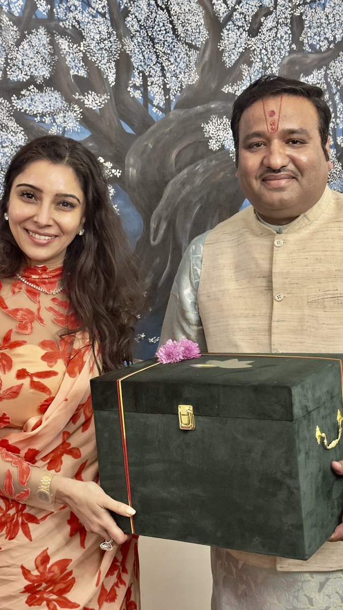 sumant_krishna's tweet photo. @Jaimadaan_ Radhe Radhe 
 India's well-known Motivational Speaker, very amazingly talented, full of spiritual divine energy, our dear sister

Dr. Mrs. Jaya Madan ji's (astrologer) residence received a very wonderful honour today. https://t.co/TBeGXtHUzZ