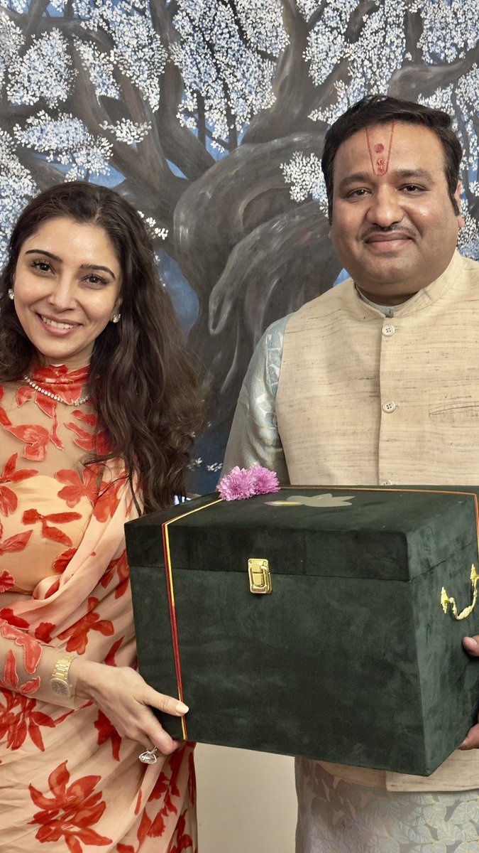 sumant_krishna's tweet photo. @Jaimadaan_ Radhe Radhe 
 India's well-known Motivational Speaker, very amazingly talented, full of spiritual divine energy, our dear sister

Dr. Mrs. Jaya Madan ji's (astrologer) residence received a very wonderful honour today. https://t.co/TBeGXtHUzZ