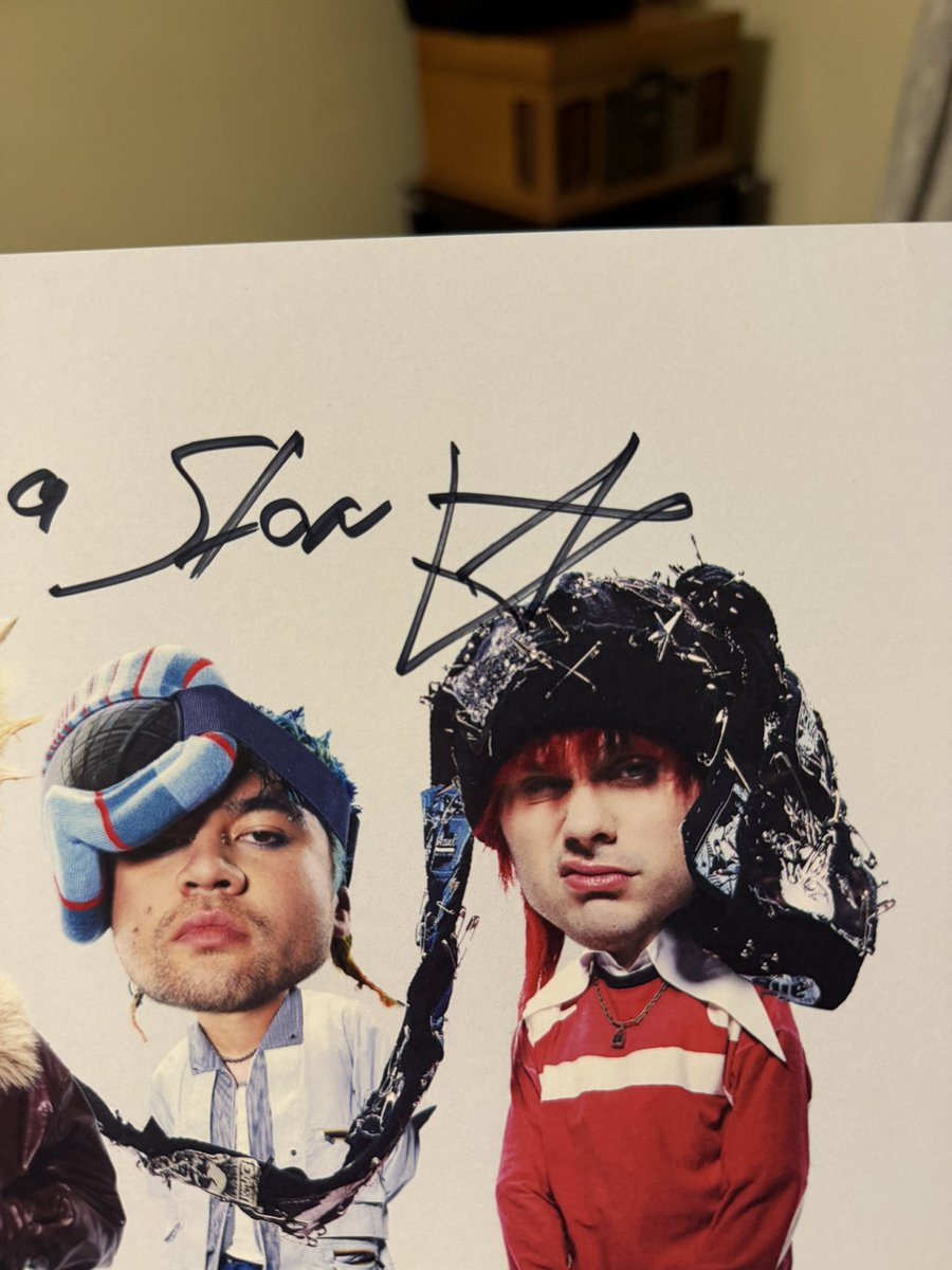 LifeWasRadical's tweet photo. jail time for whoever decided this is a star @ 5sos (said with love) https://t.co/EdP0uE66mS