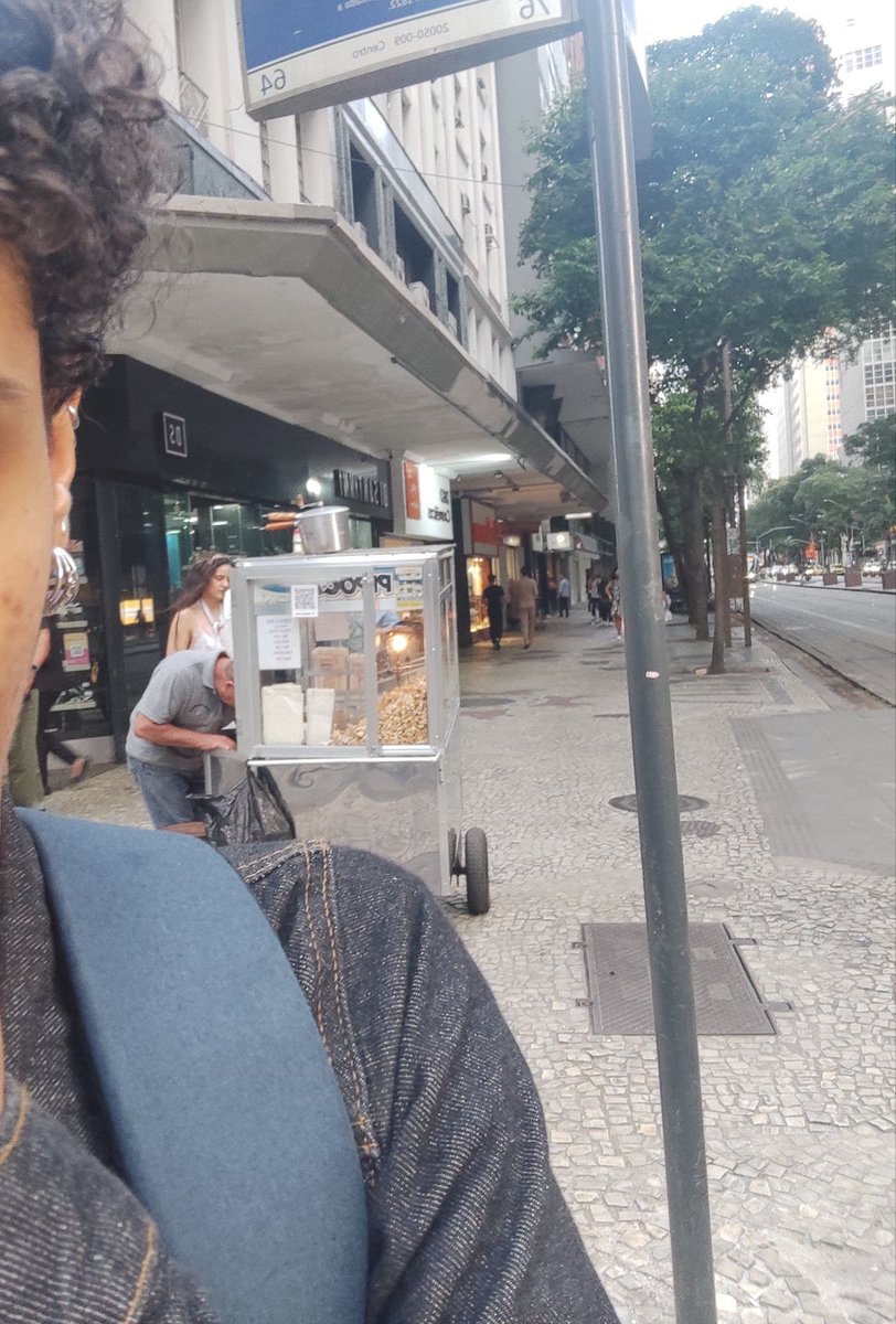 RAINHA BRASILEIRA! ROSALÍA comprando pipoca hoje no centro do Rio De Janeiro. 😂🍿