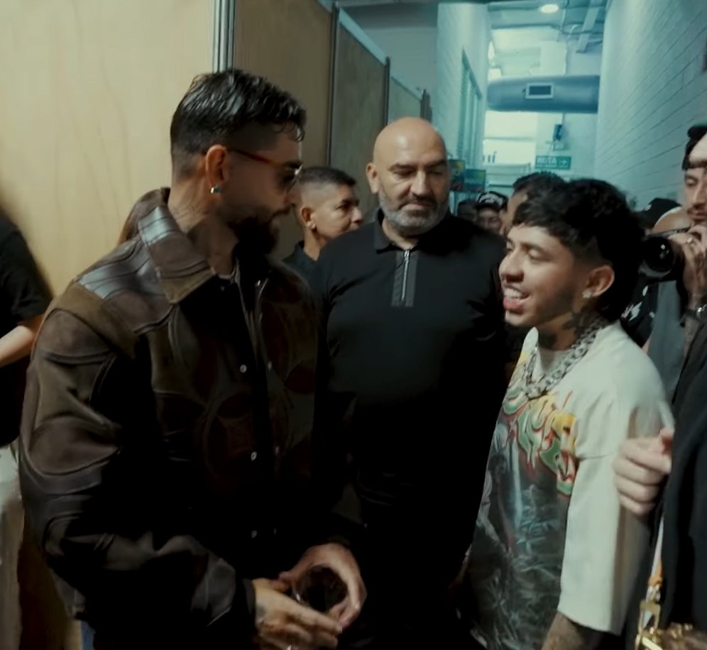 sneiderperez377's tweet image. West jura que no necesita un asesor de imagen y al lado de gente con porte se ve como una plasta