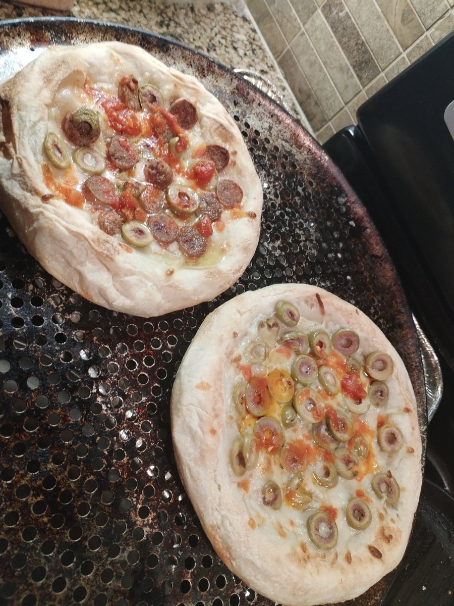 TarotZela's tweet image. #datenight #pizzatime #pizza