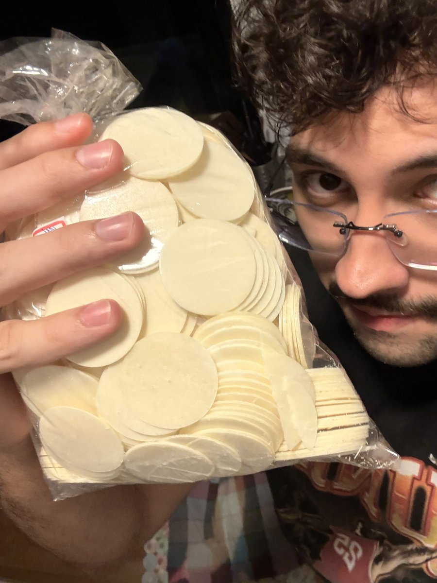 eucaiodoceu_'s tweet image. Nunca fui catequizado então comprei um saco de hóstia pra matar a curiosidade de q sabor tem 🙏