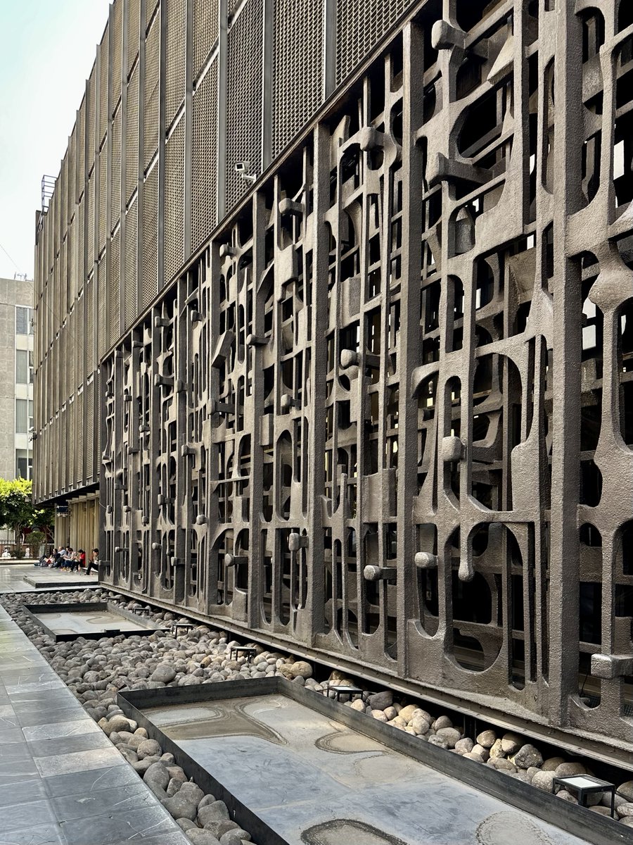 ExaArq's tweet image. Así como dice el Tweet original de @alejandrocsome, que vuelva la integración plástica, las texturas y el color en las paredes de los edificios.