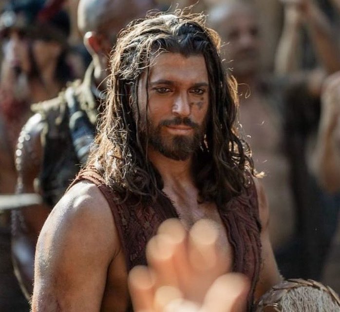 Io lo capisco che paragonare un remake all’originale sia quasi inevitabile, tuttavia sarebbe il caso di smettere di prendere due prodotti dotati di una propria individualità mettendoli obbligatoriamente a confronto per soffermarsi su quello che riescono a dire al tempo in cui