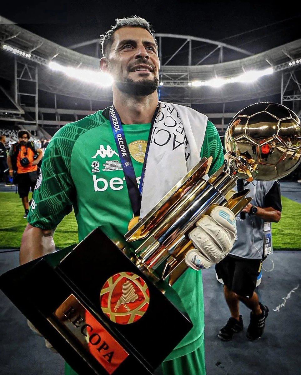 👏Muchas gracias Gaby por ser parte de nuestra historia 💙

🏆Guantes utilizados por nuestro arquero y capitán, Gabriel Arias en la Recopa Sudamericana frente a Botafogo de Brasil.

🤝Donación de Gabriel Arias vía el Departamento de Prensa de Racing Club.