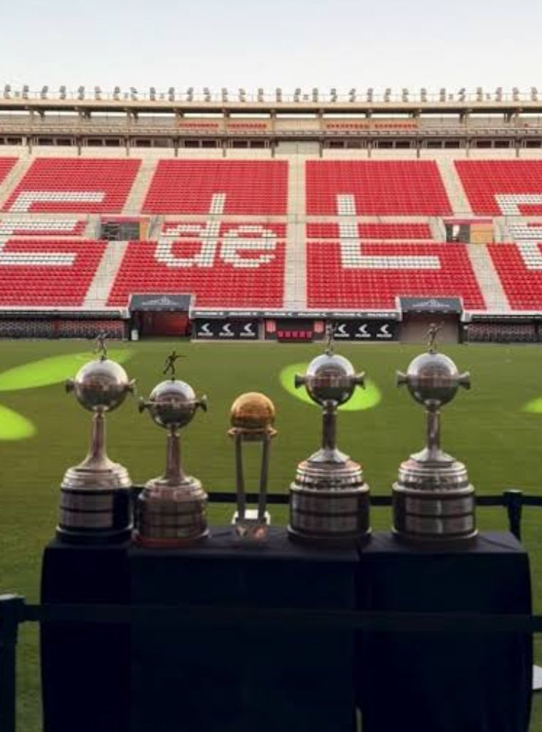 La que está en el medio la trajimos de Old Trafford. A cara de perro en todos lados #EDLP
