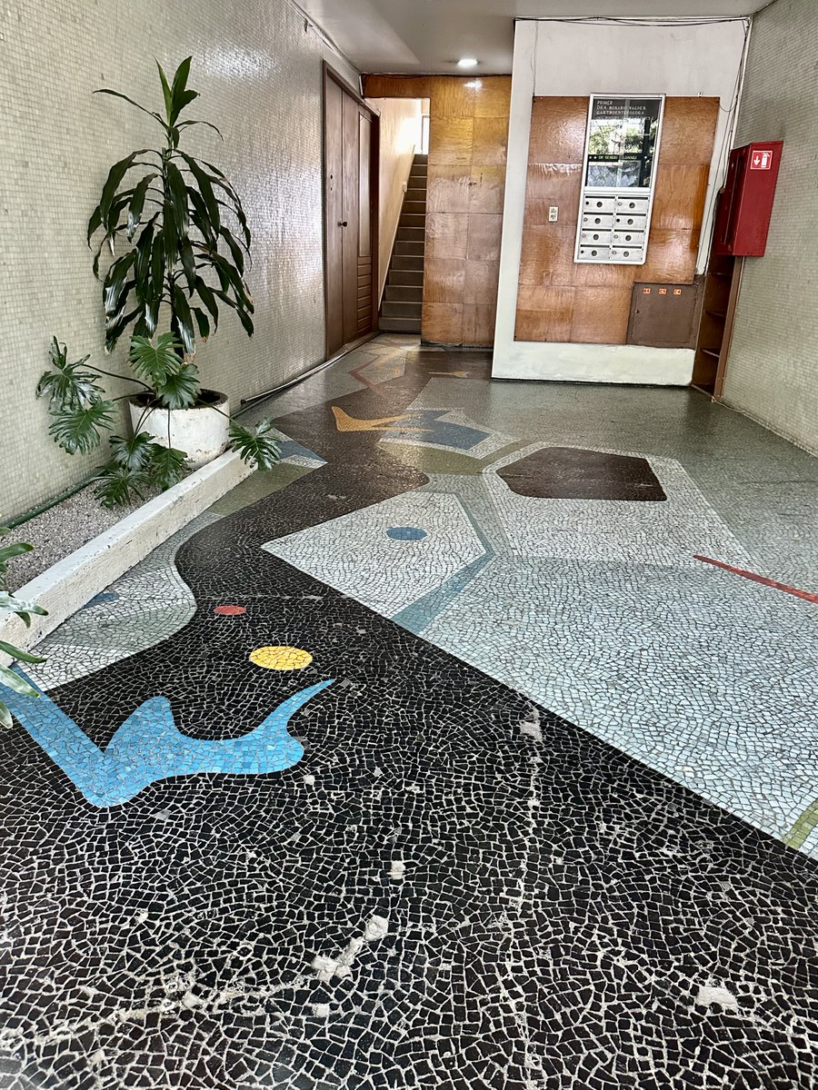 ExaArq's tweet image. Así como dice el Tweet original de @alejandrocsome, que vuelva la integración plástica, las texturas y el color en las paredes de los edificios.