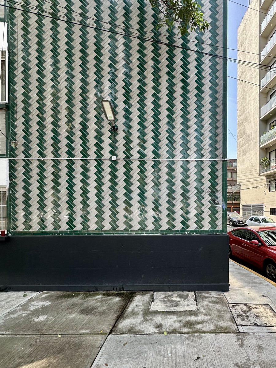 ExaArq's tweet image. Así como dice el Tweet original de @alejandrocsome, que vuelva la integración plástica, las texturas y el color en las paredes de los edificios.