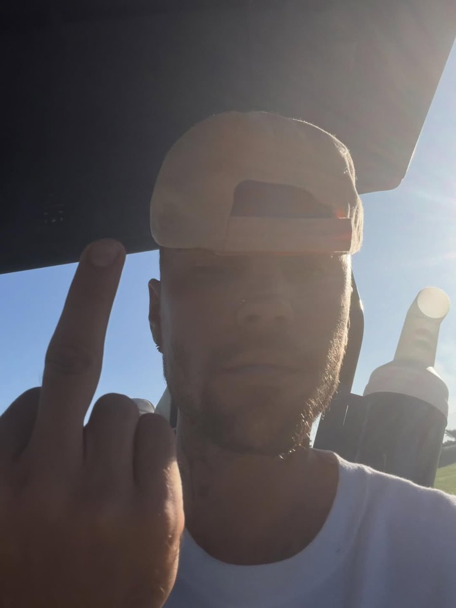 PopCrave's tweet image. Justin Bieber looks resilient in new photo.