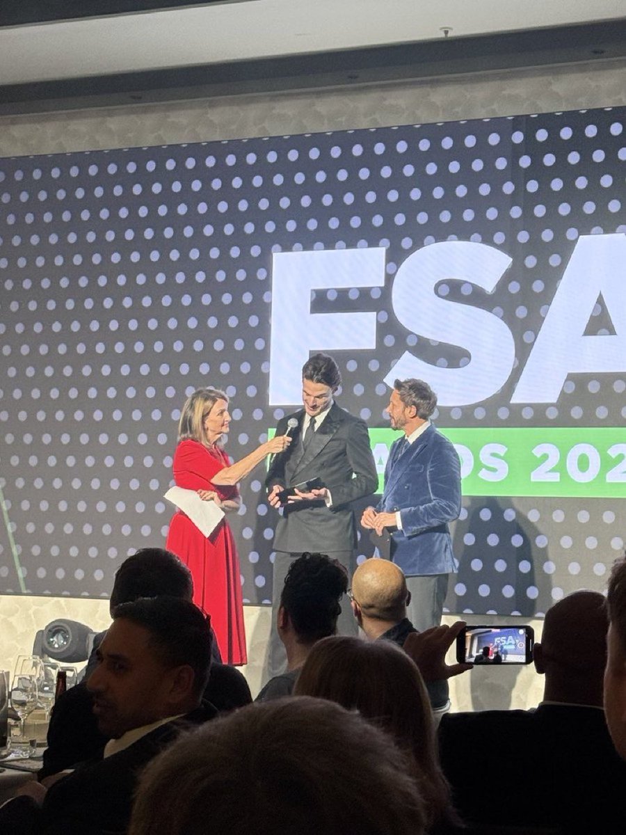 gfmtech's tweet image. 🚨BREAKING: Declan Rice is named Men’s Player of the Year at the @WeAreTheFSA awards tonight.