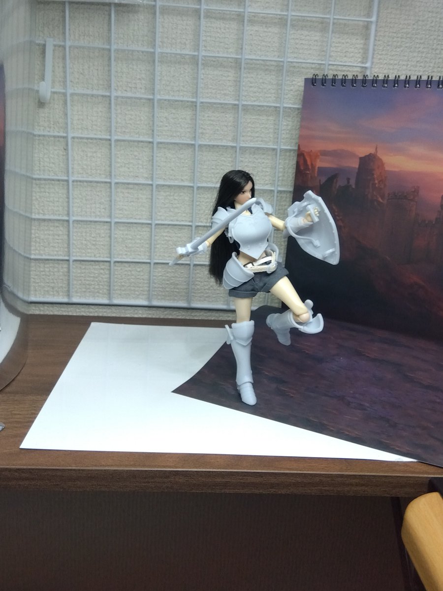 akiba3dmodeling's tweet image. 📷撮影ブースの“舞台側”をご紹介😆
背景紙の下には、”100均のホワイトボード”の枠を外した金属板を下敷きとして仕込んでいます。
アキバ三次元造形の靴パーツ「レザーブーツ」「アイアングリーブ-M」「アーケインヒール」の足裏にはすべて3mm穴が空いており、そこにネオジム磁石を仕込むことで……