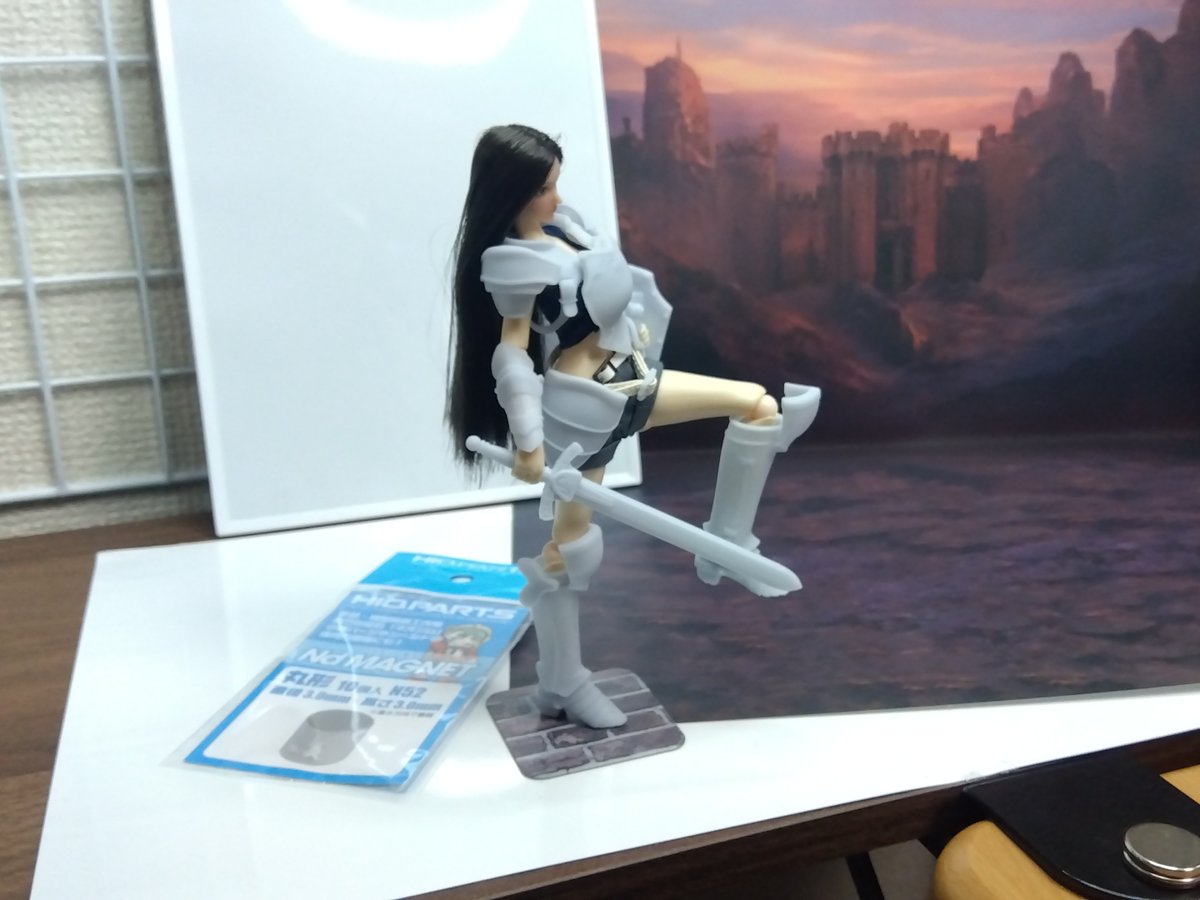 akiba3dmodeling's tweet image. 📷撮影ブースの“舞台側”をご紹介😆
背景紙の下には、”100均のホワイトボード”の枠を外した金属板を下敷きとして仕込んでいます。
アキバ三次元造形の靴パーツ「レザーブーツ」「アイアングリーブ-M」「アーケインヒール」の足裏にはすべて3mm穴が空いており、そこにネオジム磁石を仕込むことで……