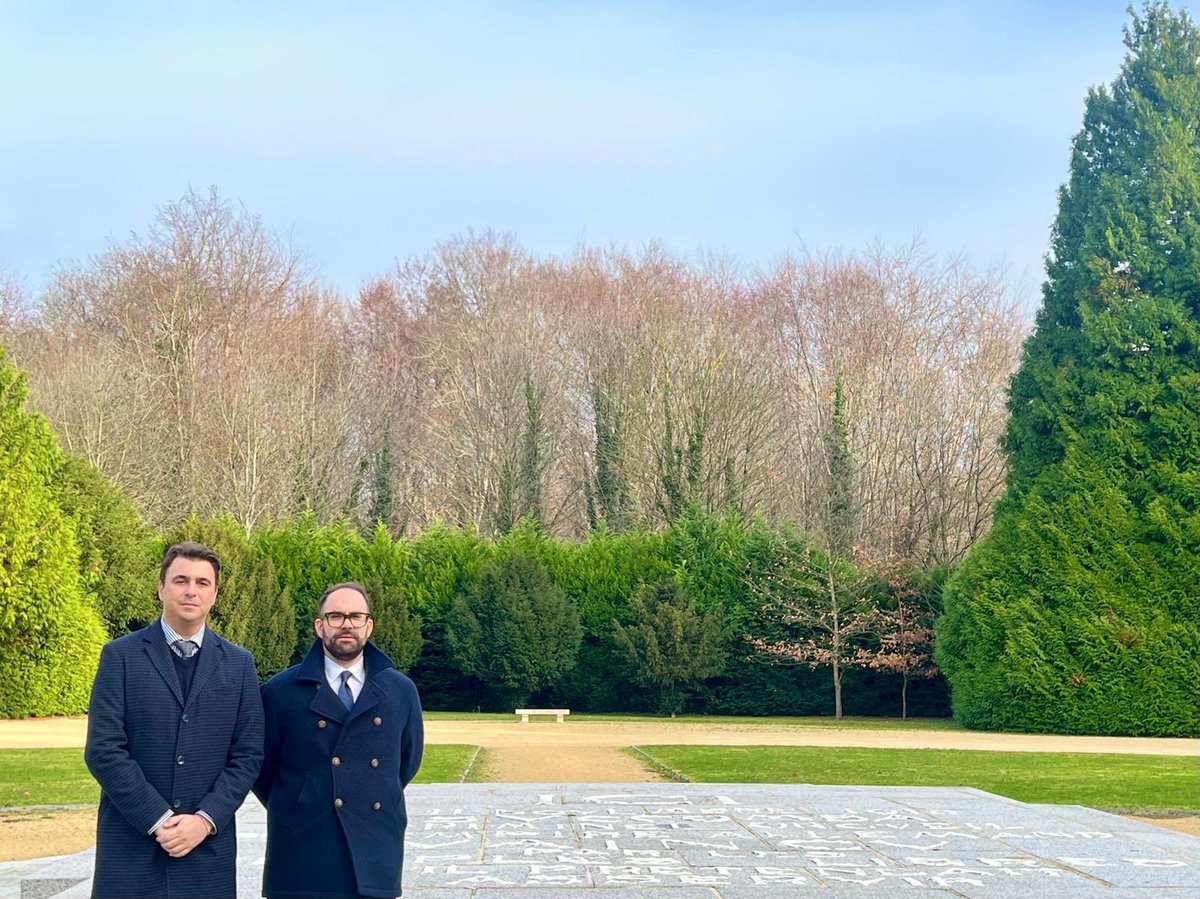 #Compiègne

Gli Ecc. mi Capitani Reggenti Matteo Rossi e Lorenzo Bugli in viaggio verso il Belgio per fare visita alla Fratellanza Sammarinese del Belgio 🇸🇲 🇧🇪 e, nel tragitto, in visita ai luoghi storici simbolo dell’impegno per la pace.
👇
hps:reggenzadellarepubblica.sm/pub1/ReggenzaS…