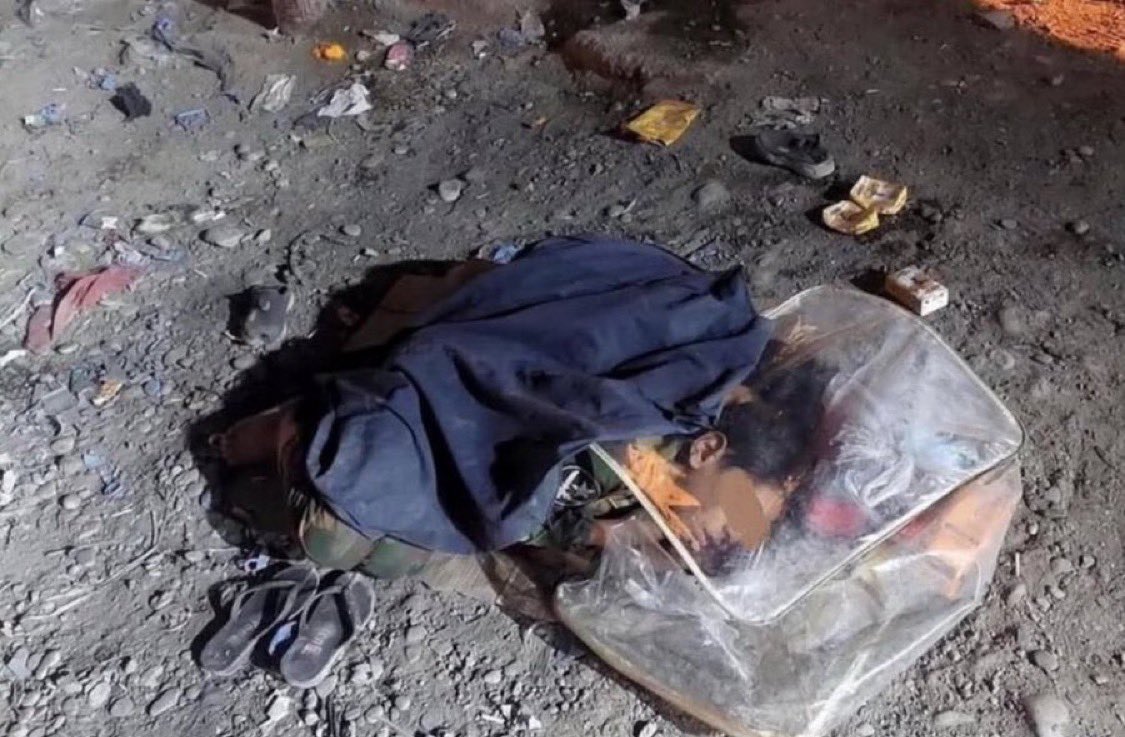 ُوُجِدَ هذانِ الطِّفلانِ نائمينِ على الطريق في غزّة، ويحاولان تدفئة أنفسهما بهذه الطريقة

بعض المشاهد قاتلة