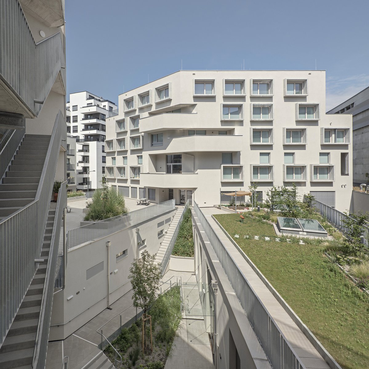 Architizer's tweet image. A cooperative housing model, the design pairs private studios with generous common rooms and an elevated urban balcony that ties living and working spaces into one interconnected system.

📍 Vienna, Austria #ArchitizerAwards
Project by: feld72 Architects
Details:…