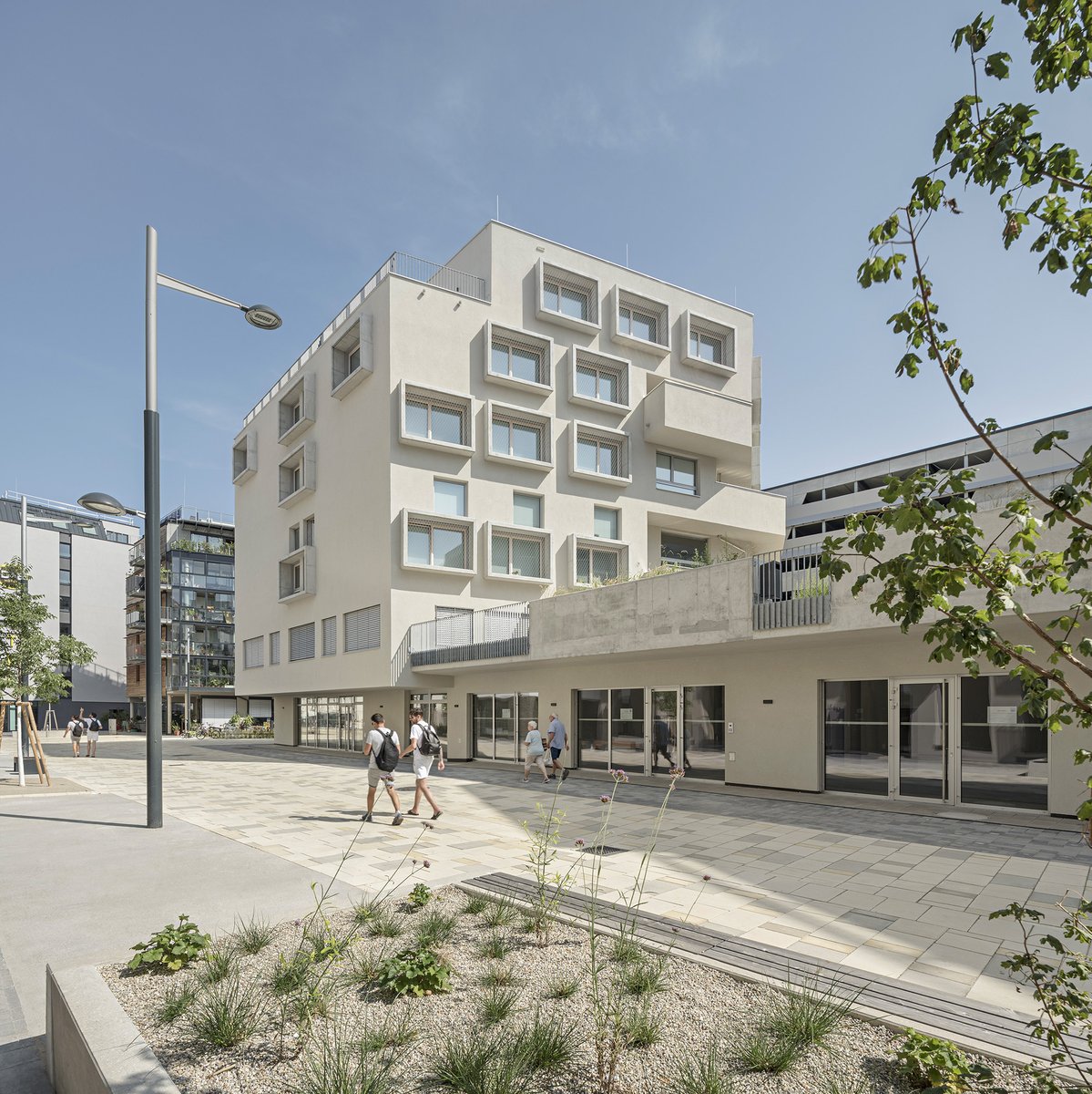 Architizer's tweet image. A cooperative housing model, the design pairs private studios with generous common rooms and an elevated urban balcony that ties living and working spaces into one interconnected system.

📍 Vienna, Austria #ArchitizerAwards
Project by: feld72 Architects
Details:…