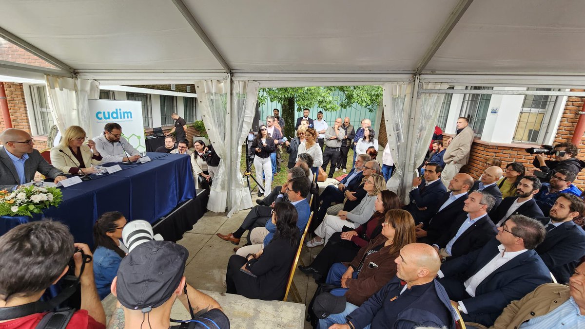 Ex autoridades de ASSE fuimos invitados hoy al Hosp. del Cerro.
El tomógrafo se adquirió y la obra se inició en la gestión del Presidente <a href="/LuisLacallePou/">Luis Lacalle Pou</a>.
La actual administración culminó la tarea.
Celebramos la continuidad institucional y la concreción de este importante logro.