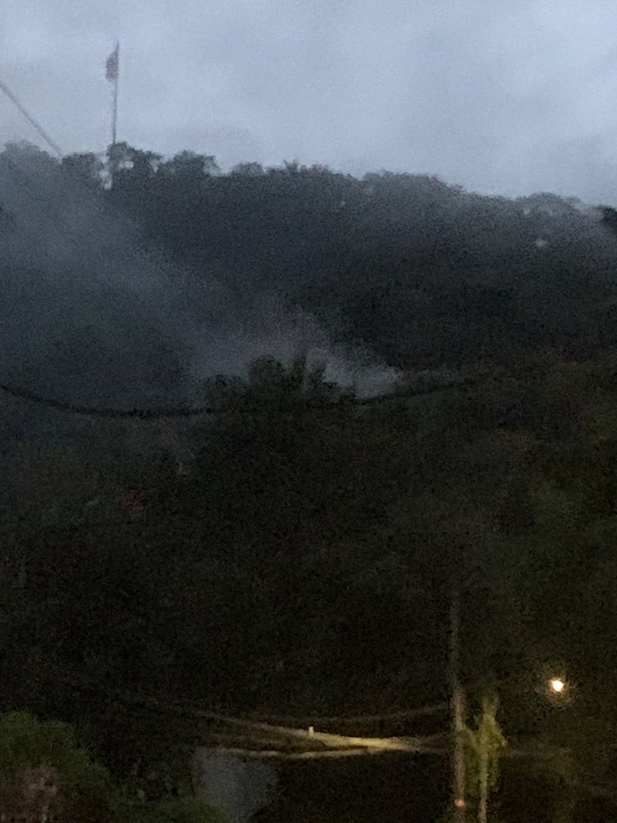 raisabanfield's tweet image. Algo están quemando en el Cerro Ancon. @MiAmbientePma @BCBRP Esta imagen es de ahora a las 6:05pm frente a Santa Ana