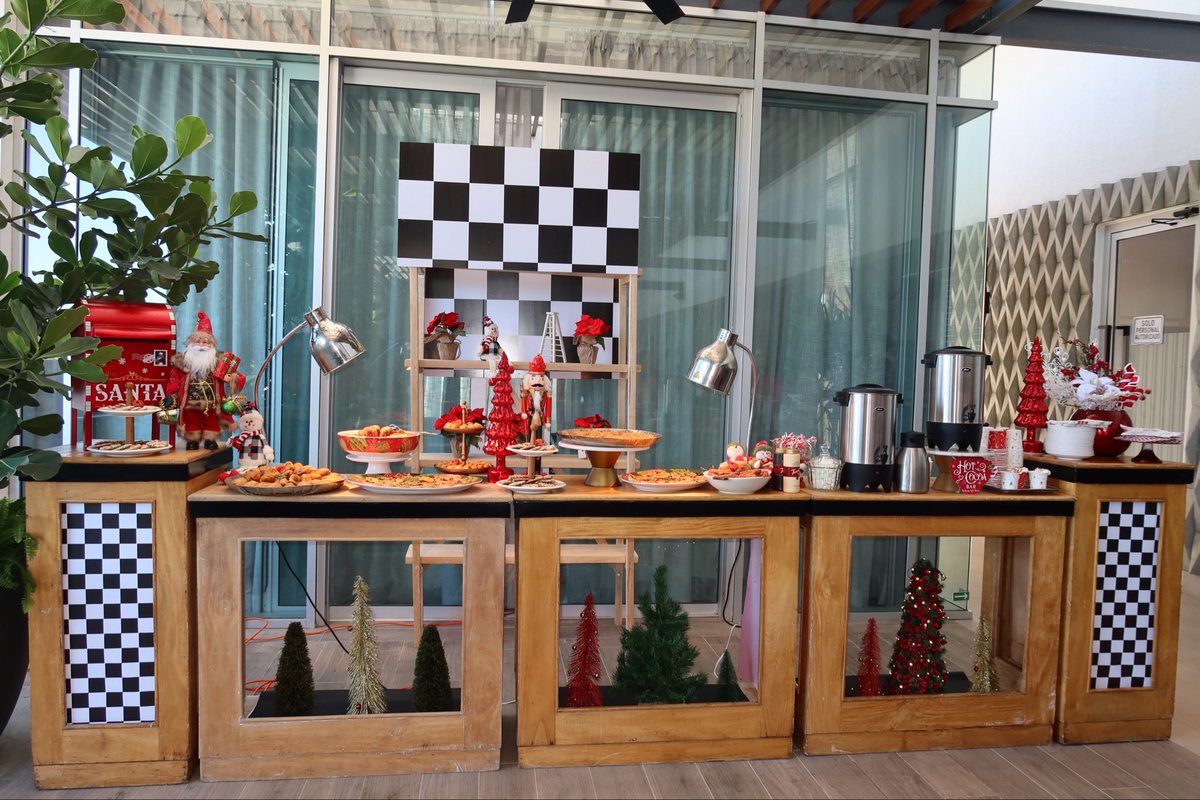 Iqtek_Solutions's tweet photo. Esta mañana dimos la bienvenida a la Navidad, disfrutando juntos de villancicos, un brindis espectacular y esos pequeños momentos que hacen grata la convivencia.

#iQtek #consultoratecnológica https://t.co/pW5FlonXuR