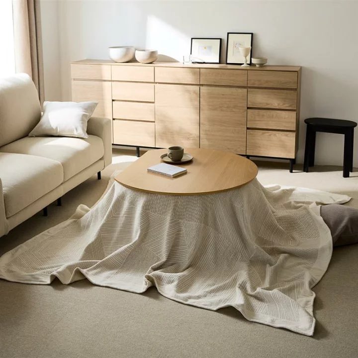 ibashodesign's tweet image. 丸を切り取った形のこたつテーブル良いな…作業しやすそうだし壁付けに配置するのもあり（詳細はリプ欄から↓）