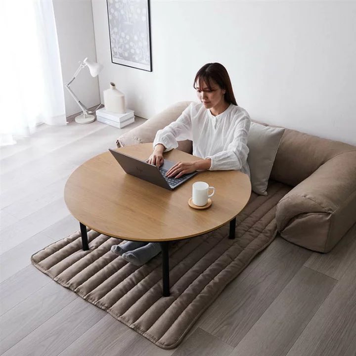 ibashodesign's tweet image. 丸を切り取った形のこたつテーブル良いな…作業しやすそうだし壁付けに配置するのもあり（詳細はリプ欄から↓）