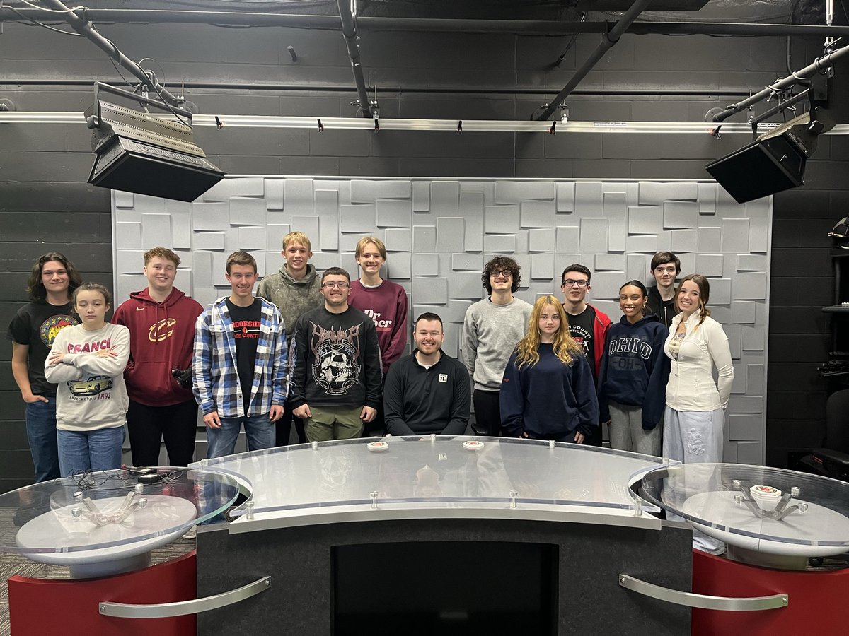 BHSActionNews's tweet photo. Shoutout to Steve Iwanek Jr. from WTOL who came out to visit our students today. Steve gave great advice on how to be a strong presence and personality while on air and tons of other topics on being a news reporter. #news #wtol #highschool @PrincipalAdkins @sslcscards https://t.co/Up1noqWXPv