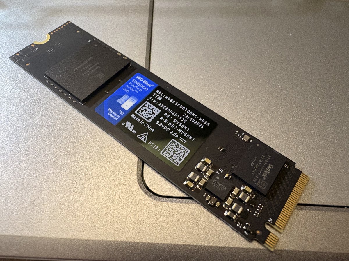 rocker_fraggle's tweet image. The Western Digital #WDblue 1TB #NVMeSSD #SN5000 only have 1 #NANDchip ? 
$10 discount from sale price at @StaplesCanada they sold 35 today at one location.