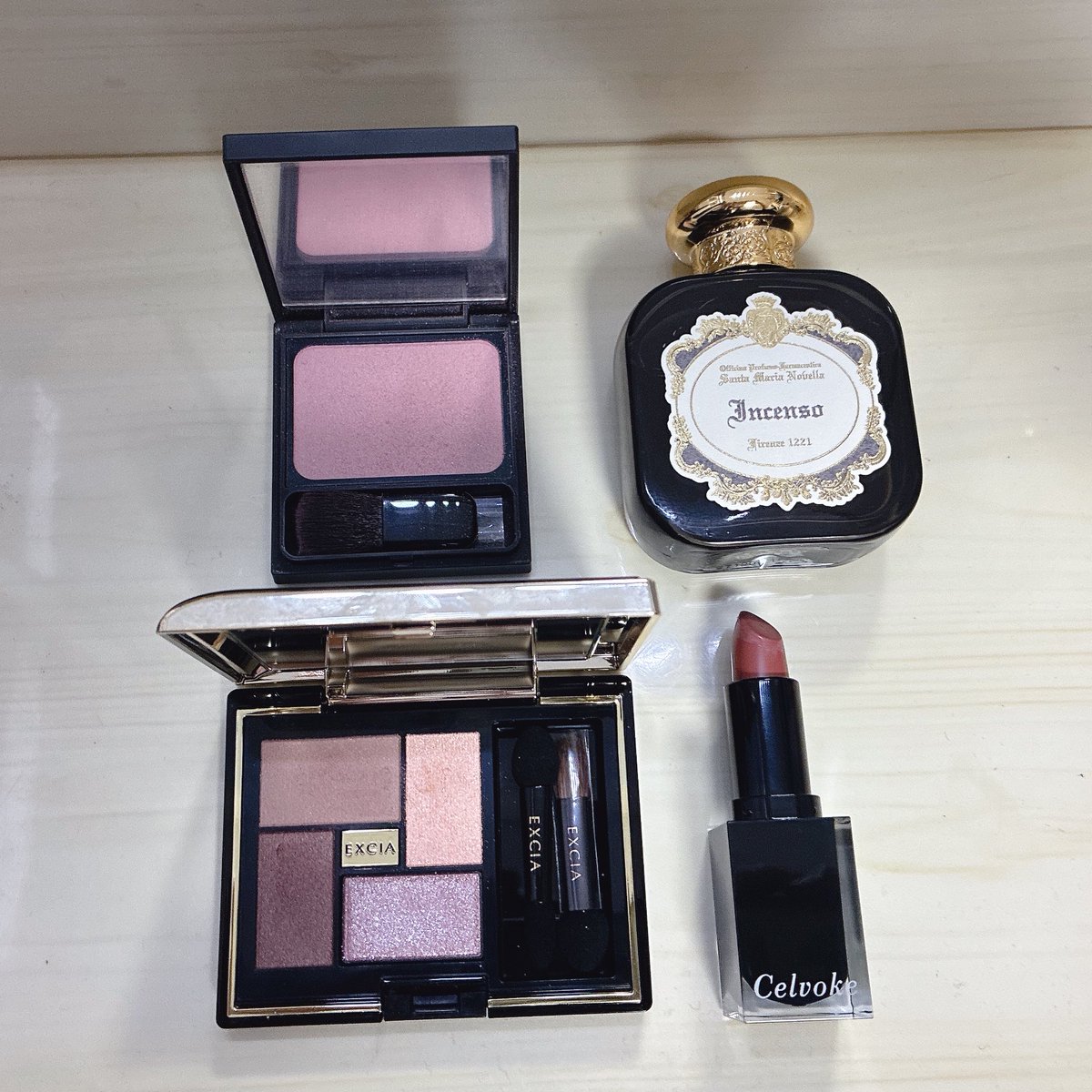 Autumn56092259's tweet image. #エクシア 
08 イリス ミスティリュー
#OSAJI 
EX04束の間
#Celvoke 
EX02 ラブインセピア
#SantaMariaNovella 
インチェンソ

#今日のメイク 
#今日の香水