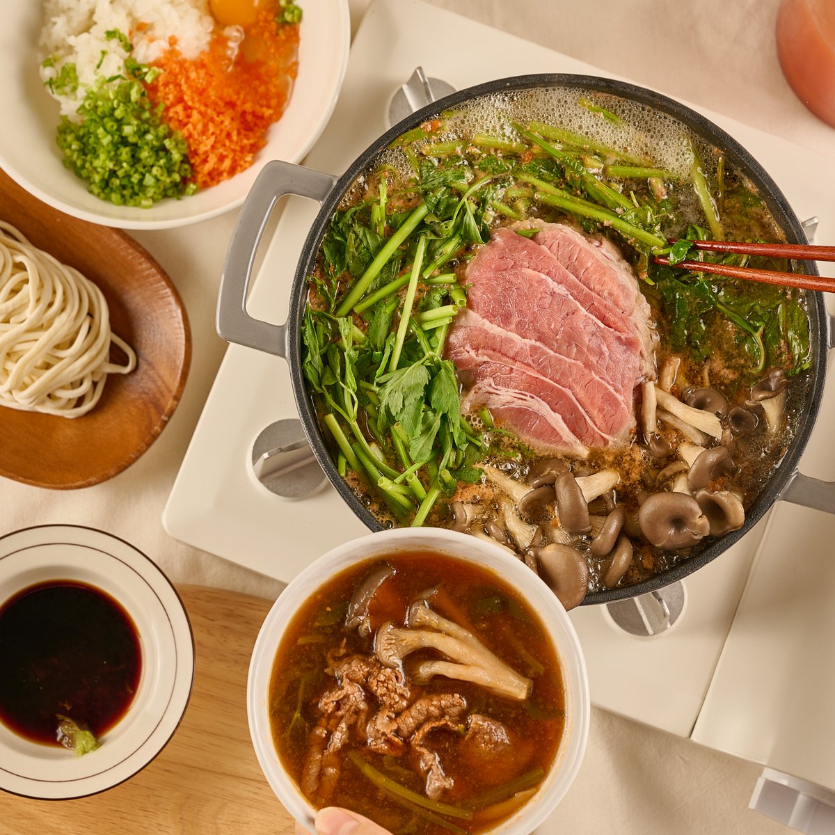 동장군이 문지방을 넘을 때 꺼내놓는 방패같은 요리♨️ 물(7컵):연두(4스푼):조선고추장(4스푼) 넣어 맵칼한 육수 끓이고, 미나리, 느타리버섯, 샤브샤브용 고기 퐁당퐁당 익혀 먹는 얼칼 샤브샤브🌶️ 상세레시피👉semie.cooking/recipe-lab/arc…