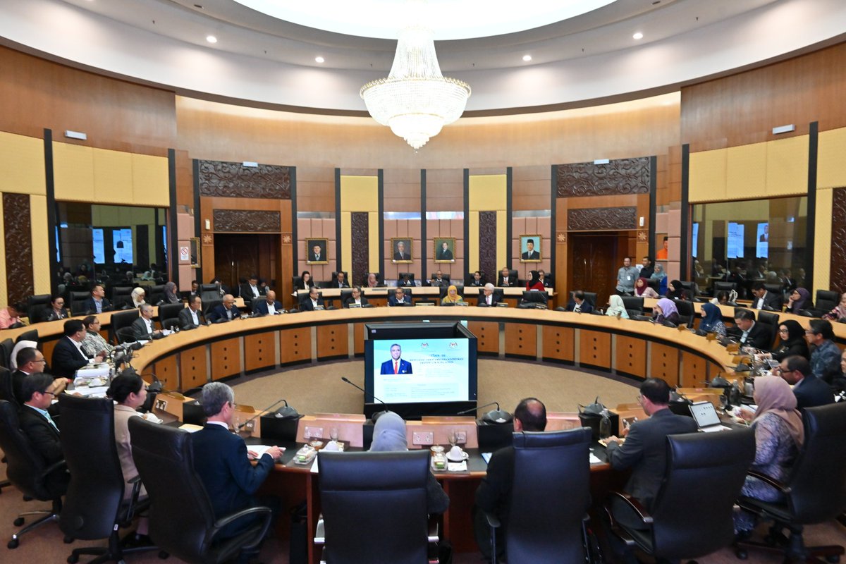 MalaysiaMFA's tweet image. On 1 December 2025, the Ministry of Foreign Affairs hosted the Mesyuarat Jawatankuasa Koordinasi Eksport (JK-X) Bil. 4/2025, chaired by the Chief Secretary to the Government of Malaysia, Tan Sri Dato’ Sri Shamsul Azri Abu Bakar.  The Meeting brought together all Ministries and…