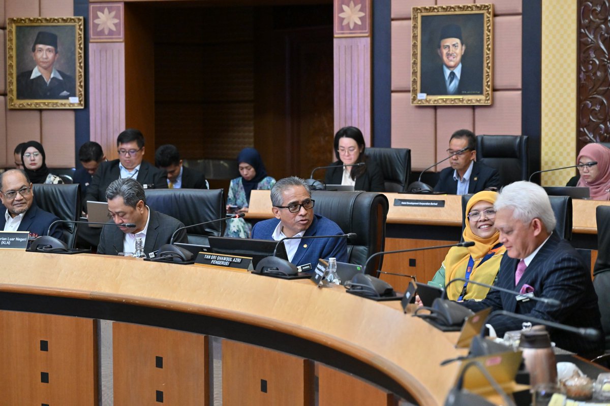 MalaysiaMFA's tweet image. On 1 December 2025, the Ministry of Foreign Affairs hosted the Mesyuarat Jawatankuasa Koordinasi Eksport (JK-X) Bil. 4/2025, chaired by the Chief Secretary to the Government of Malaysia, Tan Sri Dato’ Sri Shamsul Azri Abu Bakar.  The Meeting brought together all Ministries and…