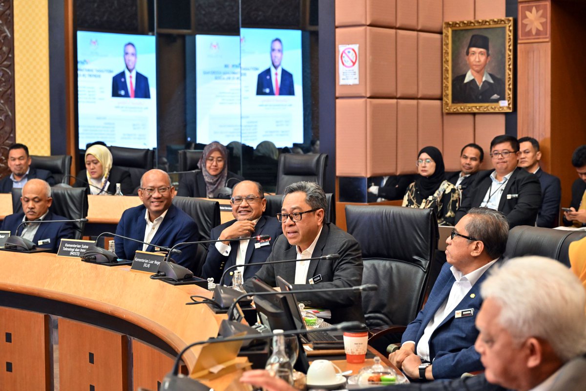 MalaysiaMFA's tweet image. On 1 December 2025, the Ministry of Foreign Affairs hosted the Mesyuarat Jawatankuasa Koordinasi Eksport (JK-X) Bil. 4/2025, chaired by the Chief Secretary to the Government of Malaysia, Tan Sri Dato’ Sri Shamsul Azri Abu Bakar.  The Meeting brought together all Ministries and…