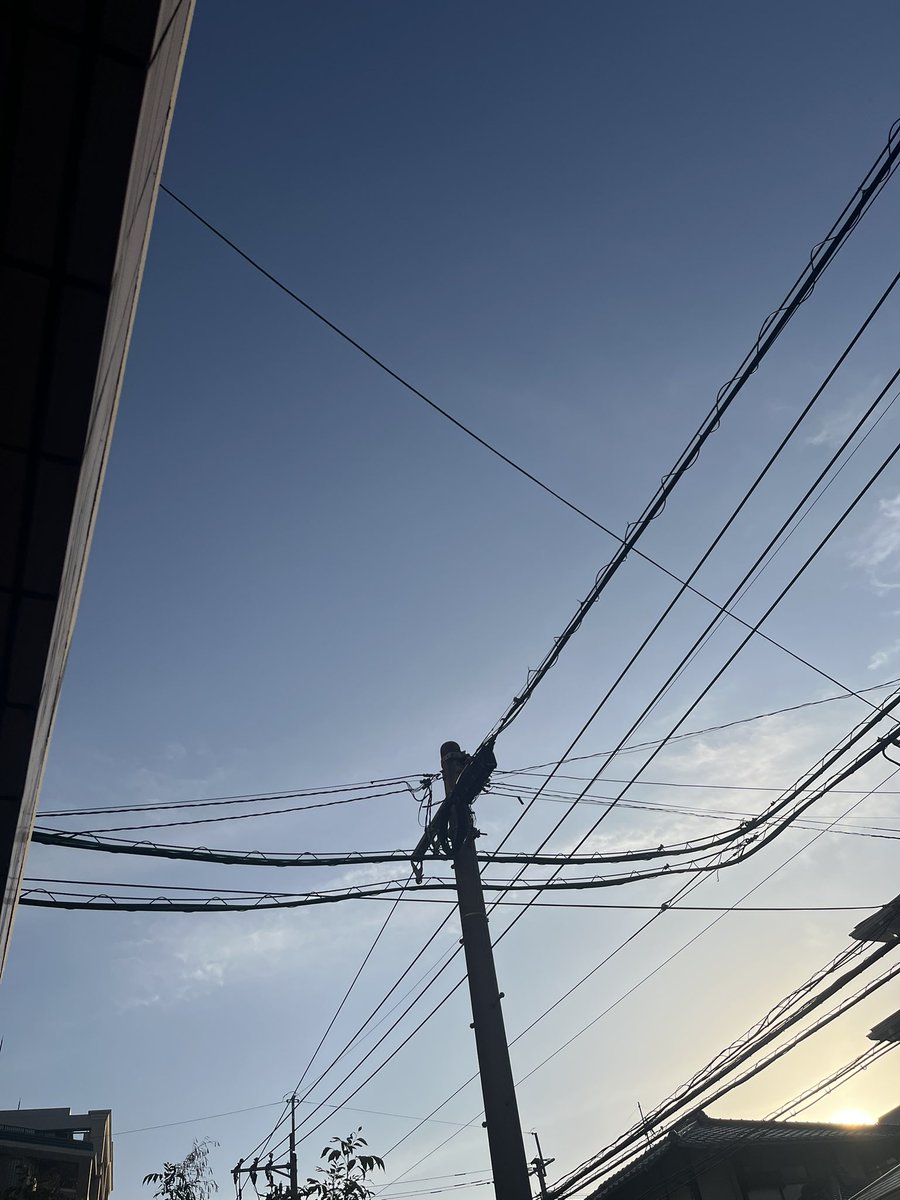 piccolo5655's tweet image. おはよう12月2日、火曜日
朝日は随分と下になったね
空はモンヤリ黄砂かの？
^ ^