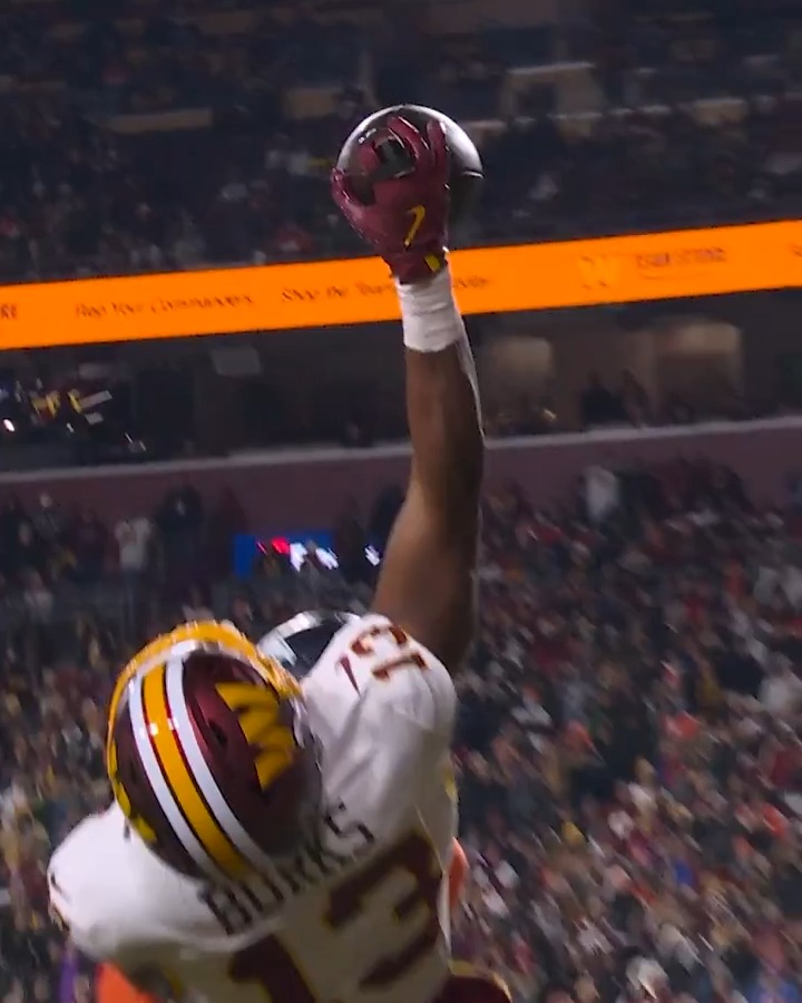 Treylon Burks snagging a catch of the year candidate😮‍💨@visa 