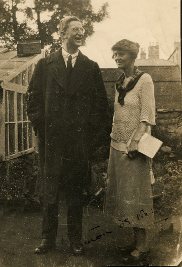 DaysOfNoahh's tweet photo. So we have #Valera, a Cuban/Spanish New Yorker as Irish President, #Collins, an elite Irish banker/guerilla warfare specialist, connected to the NY Jewish banking cartel and manly looking British Countess #Markievicz.
Sound like grassroots #Irish nationalism already? No, exactly. https://t.co/2rjvJ6UftK