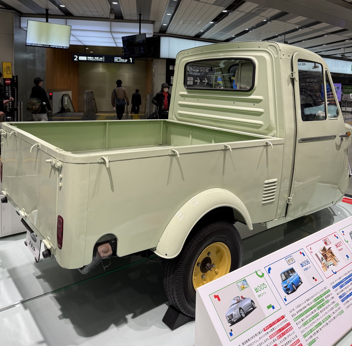 新幹線新大阪駅でダイハツ“ミゼット”と出会いました。 懐かしい