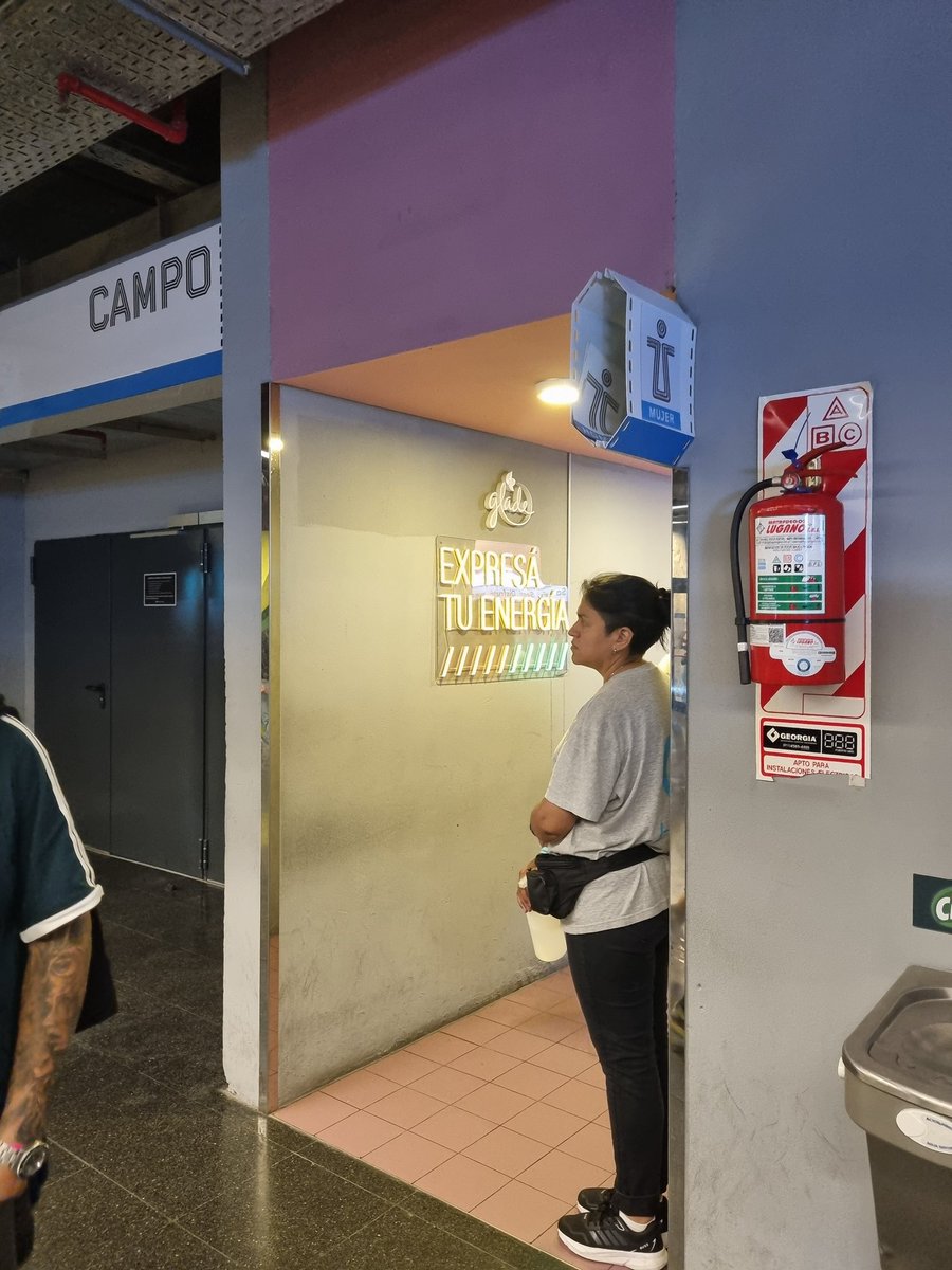 decepciomyritmo's tweet image. vine a ver a rebord 
baño de hombres / baño de mujeres