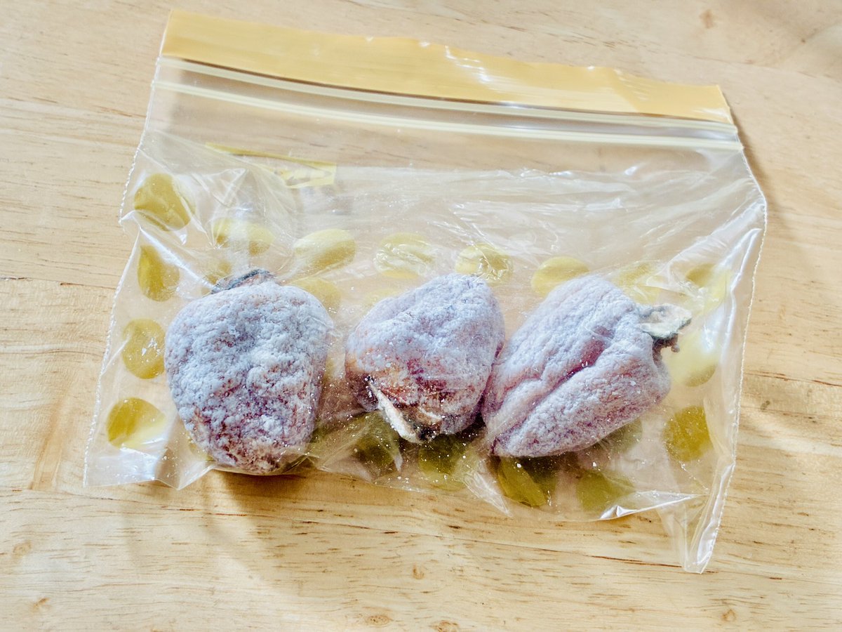 昨日フードさんにもらった干し柿。
干し柿って熱通しておかずのソースとして使ったり目からウロコな撮影だった！
けど今日は朝ごはんに