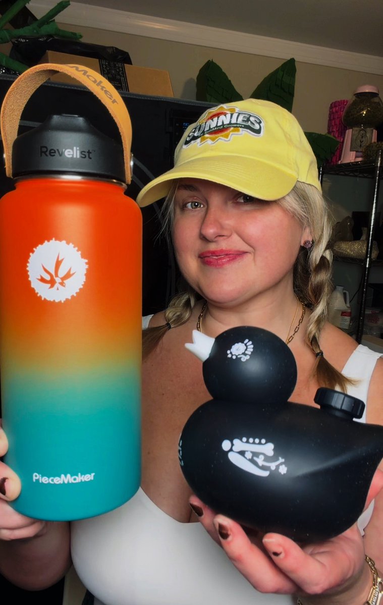 GIVEAWAY TIME! 🤑

Win the Kwack water pipe &amp; Kotton Flask! 🌿💧

Must be 21+ in the USA 📍
Follow me &amp; <a href="/Piecemakergear1/">Piecemakergear</a> 🐥
Tag a friend below ⬇️
Share on your profile!

Ends Dec 4th, don't miss out! 🎉

Rub a dub dub, meet Kwack! 🐥 Your new bath buddy &amp; partner in crime! 💦