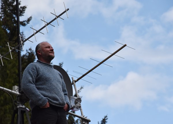 jj_kowalewski's tweet photo. Wojskowa tajemnica coraz częściej kończy życie nie w sejfie, ale na blogu jakiegoś faceta z (radio)teleskopem w ogródku.

Świeży przypadek konstelacji Starshield i wcześniejsze przypadki rozpracowania amerykańskich satelitów szpiegowskich KH-11 przez astronomów-amatorów pokazują, że przewaga „czarnej technologii” nad cywilami jest dziś dużo mniejsza, niż chciałyby służby specjalne.

Przypadek nr 1: konstelacja Starshield, która miała być ultrasekretnym systemem budowanym przez SpaceX dla amerykańskiego wywiadu. Jej istnienie i działanie ujawnił astronom-amator Scott Tilley (na zdjęciu). Podczas skanowania rzadkiego pasma 2025–2110 MHz, zarezerwowanego przez ITU dla uplinku z Ziemi, Tilley wykrył sygnały nadawane z orbity. To nie tylko złamanie zasad, ale i świetny drogowskaz wskazujący pozycję obiektów. Według jego szacunków sygnały pochodzą z co najmniej około 170 satelitów, będących częścią systemu, który w założeniu miał być maksymalnie dyskretnym „wojskowym kuzynem” komercyjnych Starlinków.

Starshield to jednak tylko najnowszy odcinek długiej serii. Od lat istnieje globalna, luźno zorganizowana społeczność łowców satelitów, skupiona https://t.co/u48l5oqrKC. wokół listy dyskusyjnej SeeSat-L oraz blogów takich jak SatTrackCam Marco Langbroeka. Ci ludzie, wyposażeni w teleskopy, kamery, odbiorniki SDR i garść skryptów w Pythonie, systematycznie katalogują, śledzą i analizują ruch obiektów, które w oficjalnych katalogach często figurują jedynie jako „USA-xxx”, bez jakiegokolwiek opisu. Z zestawiania obserwacji z różnych miejsc na Ziemi powstają elementy orbitalne (TLE), które pozwalają odtworzyć szczegółowe orbity satelitów, w tym tych należących do rodziny KH-11 – najważniejszych amerykańskich optycznych satelitów rozpoznawczych.

Przypadek nr 2: Wojskowe satelity obserwacyjne - KH11. Te masywne konstrukcje, podobne do teleskopu Hubble’a, od lat pozostają formalnie niejawne, ale amatorzy zebrali o nich zaskakująco dużo danych.

Przełomem były obserwacje KH-11 przez europejskich astrofotografów. Najsłynniejsza to zdjęcia satlity USA-129 autorstwa Ralfa Vandebergha, wykonane teleskopem 25 cm. Po obróbce udało się uchwycić podłużny tubus, boczne struktury interpretowane jako panele słoneczne oraz element przypominający drzwi apertury. Na drugim zdjęciu mamy podobną uchwyconą sylwetkę innego satelity USA 186 z tej samej serii KH-11.

Inną metodą są przeloty na tle tarczy Księżyca, pozwalające wyłapać krótkie sylwetki satelitów na jasnym tle. Fotometria z kolei ujawnia rotację i orientację platform, a astrometria wielu obserwatorów pozwala obliczać dokładne orbity.

Wniosek jest prosty: nawet najdroższy program wywiadowczy nie jest w stanie ukryć się przed hobbystami, którzy patrzą w niebo konsekwentniej niż niejeden radar. Tajemnica orbitalna kończy się dziś na poziomie, na którym zaczyna się pasja.

Źródła: artykuł Marcina Kusza (Spider’s Web); analizy Scotta Tilleya; obserwacje KH-11 autorstwa R. Vandebergha i F. Schofbaenkera; relacje społeczności SeeSat-L.