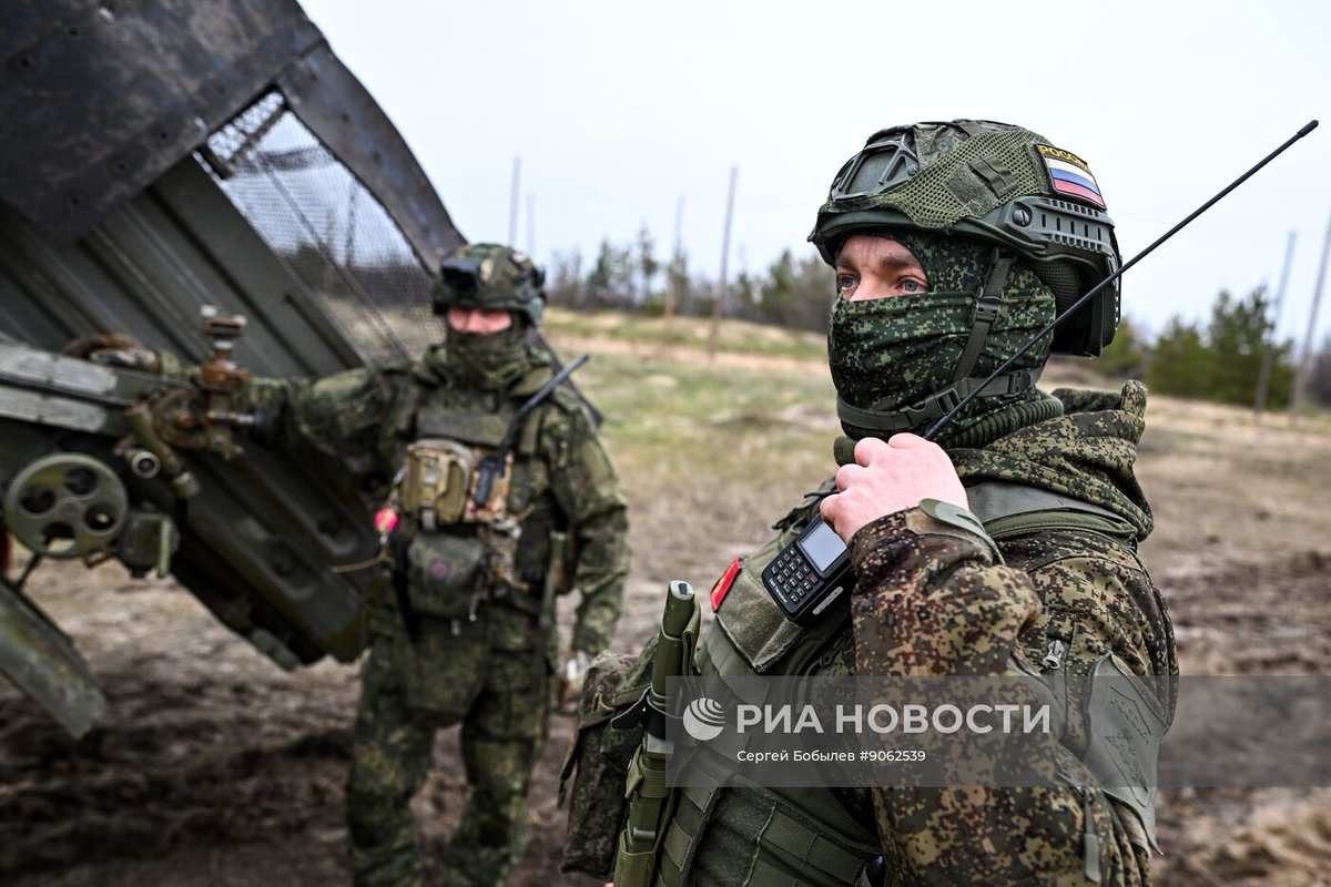 TheGreyPatriot_'s tweet photo. ๐ท๐บ Today's work of 9K55 "Grad-1" unit from 83rd Self-Propelled Artillery Regiment in 25th Combined Arms Army in Krasnolymansk direction.
Part 1 of 3
#Russia #Russian #Russians #Today #SVO #Military #Army #Grad1 #MLRS #Rocket #Missile #Launcher #Tactical #Z #EMR #RIA https://t.co/1GyuJfYaRj