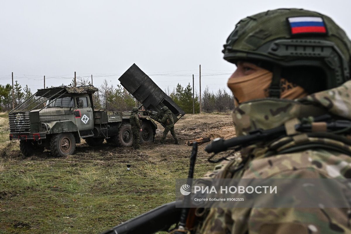 TheGreyPatriot_'s tweet photo. ๐ท๐บ Today's work of 9K55 "Grad-1" unit from 83rd Self-Propelled Artillery Regiment in 25th Combined Arms Army in Krasnolymansk direction.
Part 1 of 3
#Russia #Russian #Russians #Today #SVO #Military #Army #Grad1 #MLRS #Rocket #Missile #Launcher #Tactical #Z #EMR #RIA https://t.co/1GyuJfYaRj